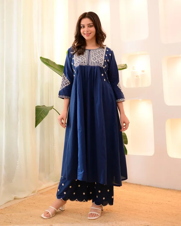 Blue_And_White_Viscose_Rayon_Kurti_With_Pant_Set_For_Women