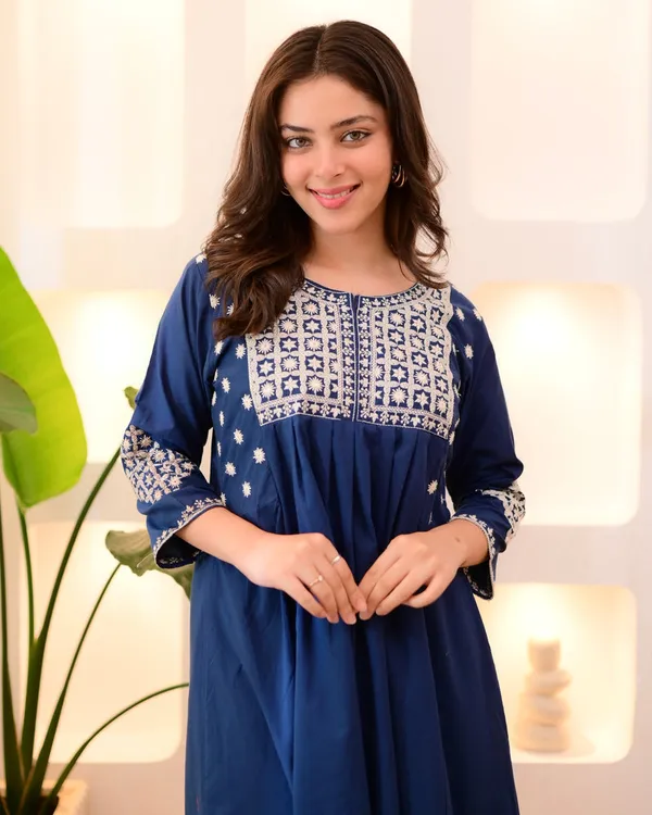 Blue_And_White_Viscose_Rayon_Kurti_With_Pant_Set_For_Women