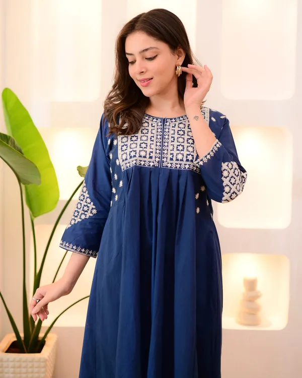 Blue_And_White_Viscose_Rayon_Kurti_With_Pant_Set_For_Women