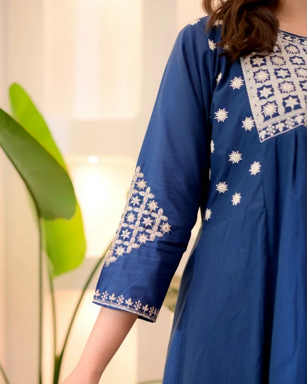 Blue_And_White_Viscose_Rayon_Kurti_With_Pant_Set_For_Women