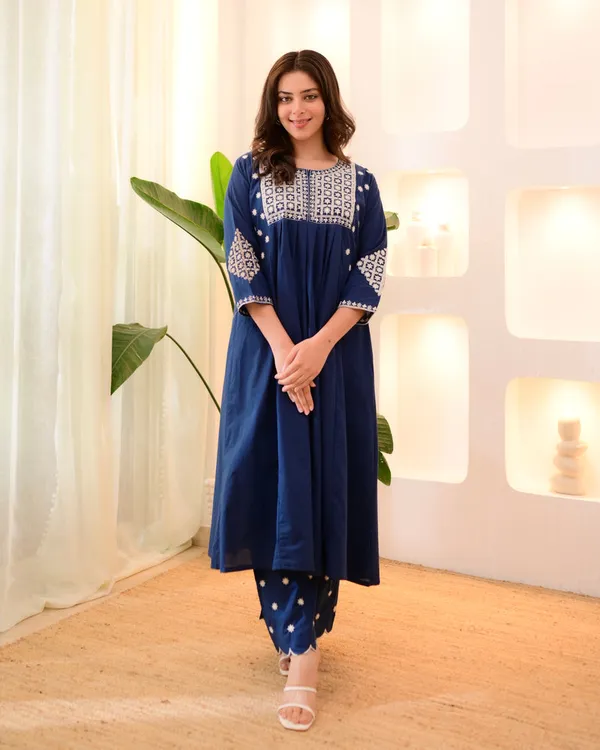 Blue_And_White_Viscose_Rayon_Kurti_With_Pant_Set_For_Women