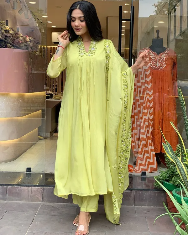 Light_Green_Viscose_Chinon_Kurti_With_Pant_And_Dupatta_Set_For_Women