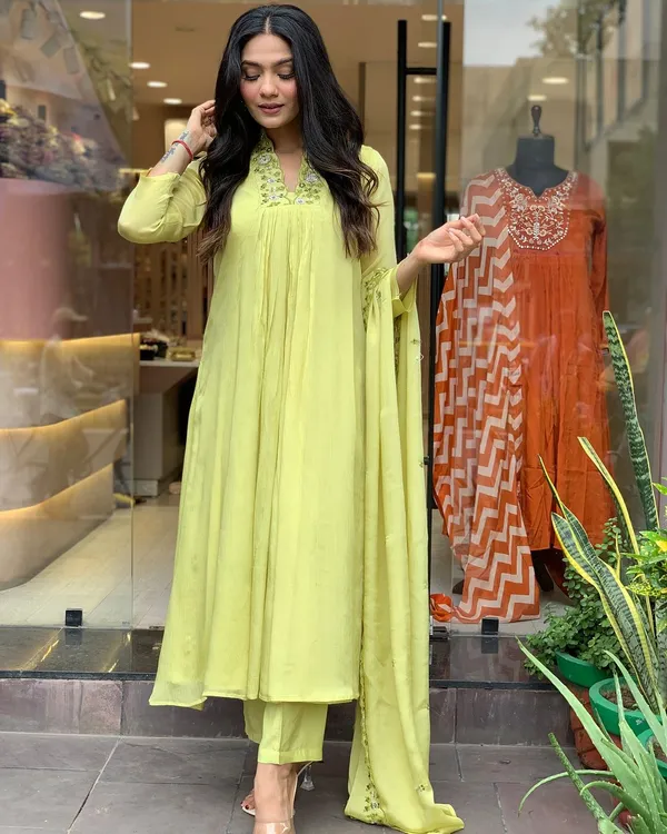 Light_Green_Viscose_Chinon_Kurti_With_Pant_And_Dupatta_Set_For_Women