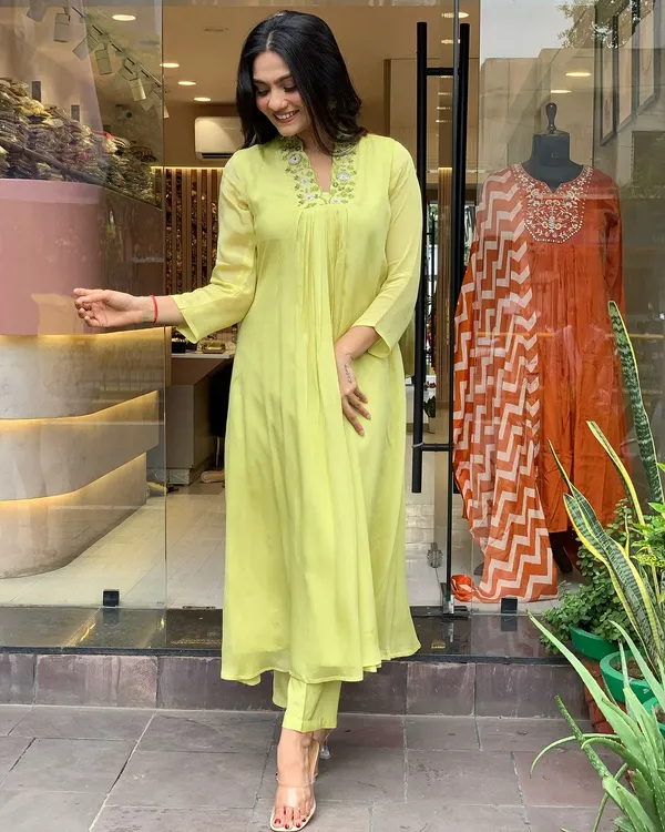 Light_Green_Viscose_Chinon_Kurti_With_Pant_And_Dupatta_Set_For_Women