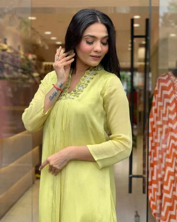 Light_Green_Viscose_Chinon_Kurti_With_Pant_And_Dupatta_Set_For_Women