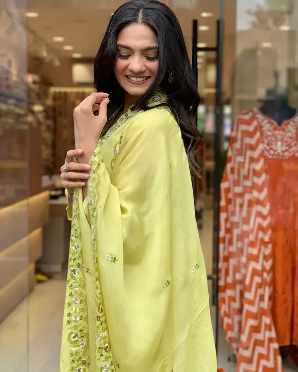 Light_Green_Viscose_Chinon_Kurti_With_Pant_And_Dupatta_Set_For_Women