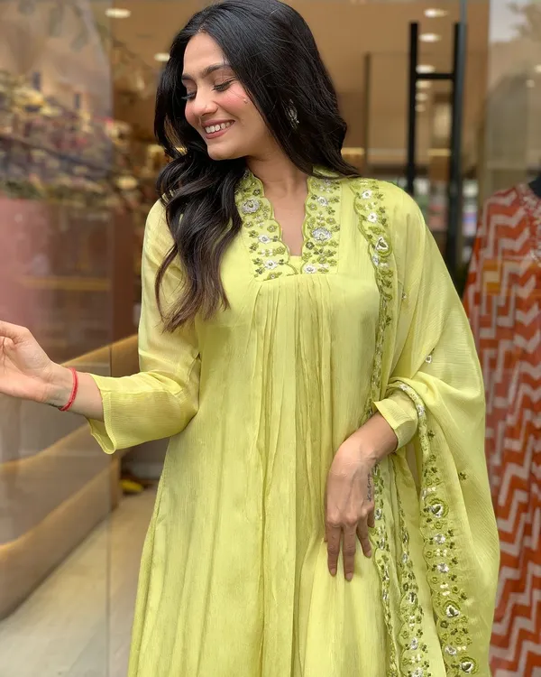Light_Green_Viscose_Chinon_Kurti_With_Pant_And_Dupatta_Set_For_Women