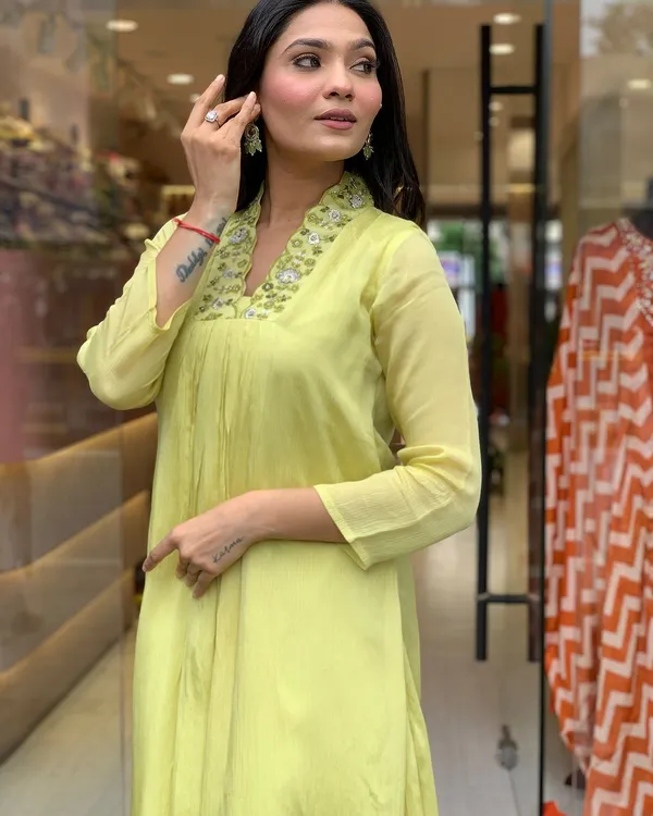 Light_Green_Viscose_Chinon_Kurti_With_Pant_And_Dupatta_Set_For_Women
