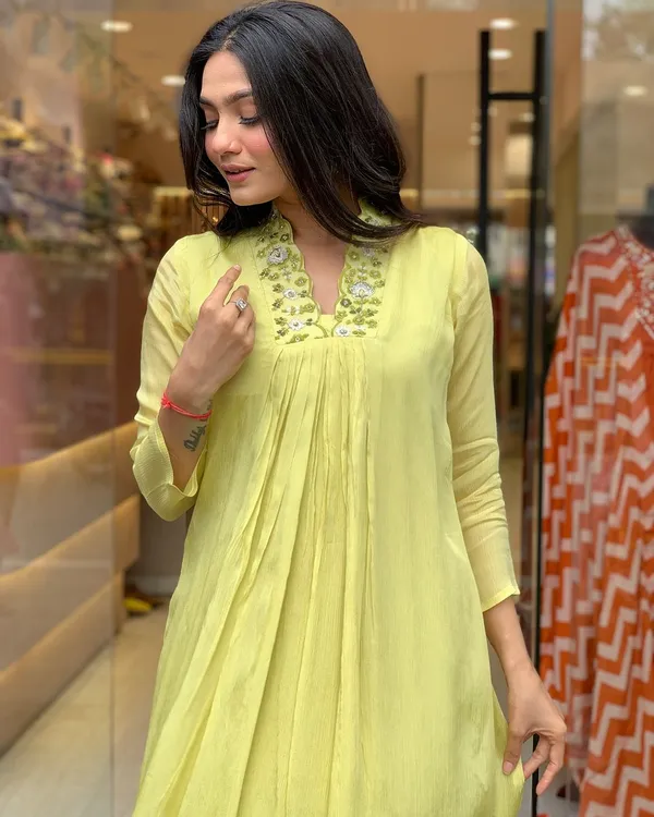 Light_Green_Viscose_Chinon_Kurti_With_Pant_And_Dupatta_Set_For_Women