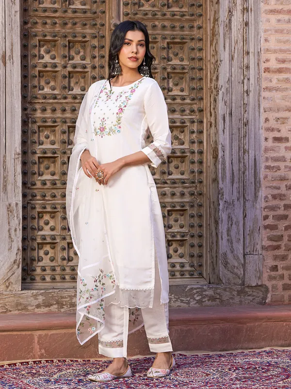 White_Viscose_Chanderi_Kurti_With_Pant_And_Dupatta_Set_For_Women