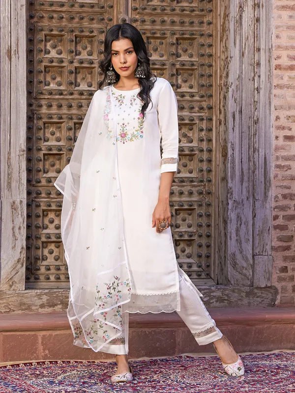 White_Viscose_Chanderi_Kurti_With_Pant_And_Dupatta_Set_For_Women