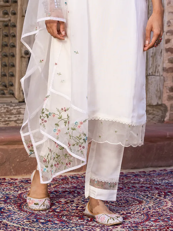 White_Viscose_Chanderi_Kurti_With_Pant_And_Dupatta_Set_For_Women