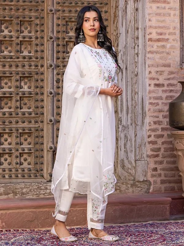 White_Viscose_Chanderi_Kurti_With_Pant_And_Dupatta_Set_For_Women