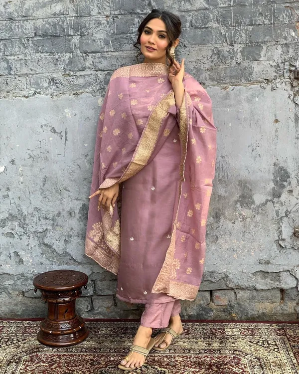 Dusty_Pink_Viscose_Chanderi_Kurti_With_Pant_And_Dupatta_Set_For_Women