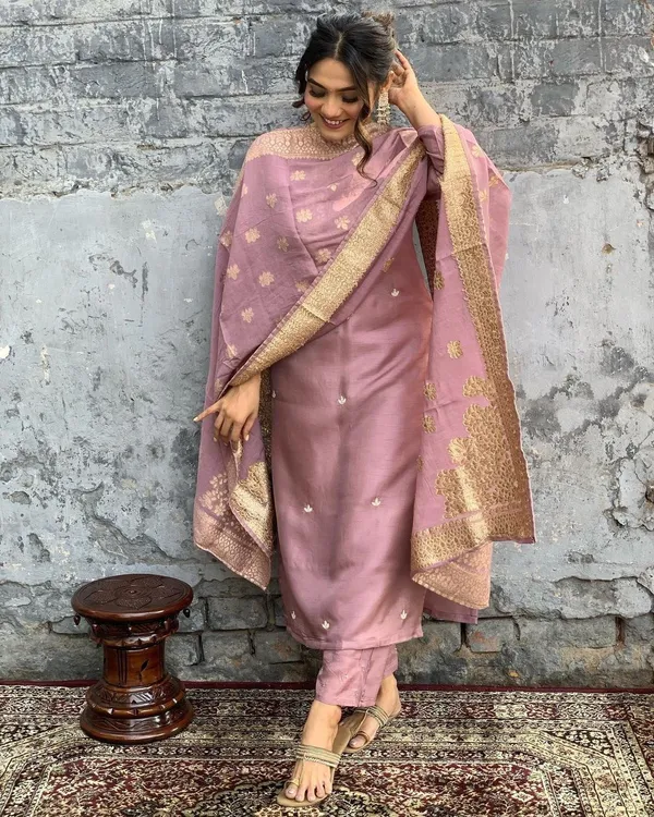 Dusty_Pink_Viscose_Chanderi_Kurti_With_Pant_And_Dupatta_Set_For_Women