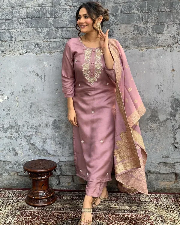 Dusty_Pink_Viscose_Chanderi_Kurti_With_Pant_And_Dupatta_Set_For_Women