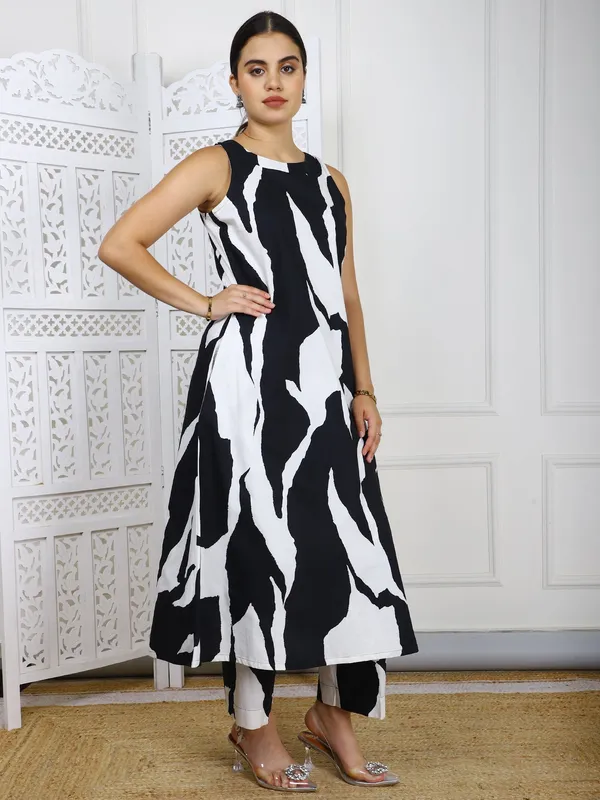 Black_And_White_2_Piece_Abstract_Print_Cotton_Co_Ord_Set_For_Women