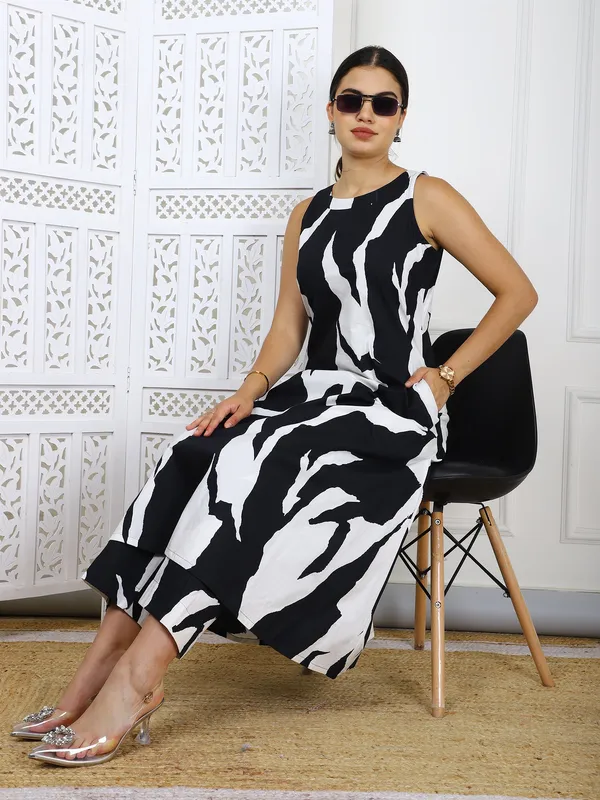 Black_And_White_2_Piece_Abstract_Print_Cotton_Co_Ord_Set_For_Women