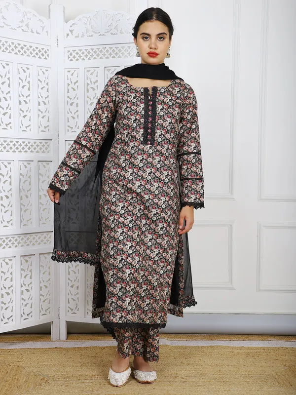 Black_Floral_Cotton_Summer_Suit_Elegant_Casual_Wear_With_Lace_Borders_For_Women