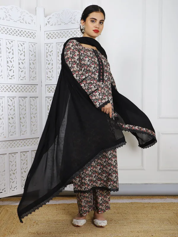 Black_Floral_Cotton_Summer_Suit_Elegant_Casual_Wear_With_Lace_Borders_For_Women