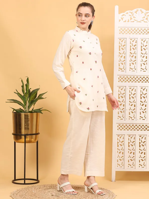 White_Handcrafted_Cotton_Embroidered_Kurta_Set_For_Women