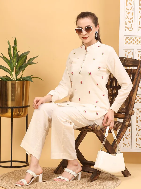 White_Handcrafted_Cotton_Embroidered_Kurta_Set_For_Women