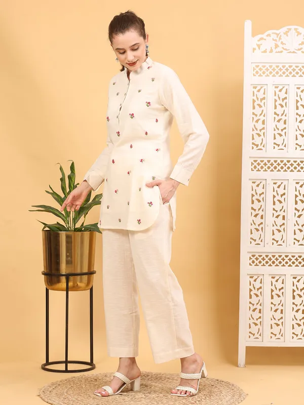 White_Handcrafted_Cotton_Embroidered_Kurta_Set_For_Women