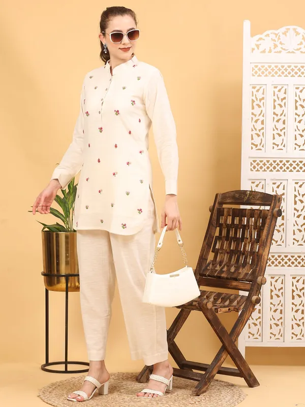 White_Handcrafted_Cotton_Embroidered_Kurta_Set_For_Women