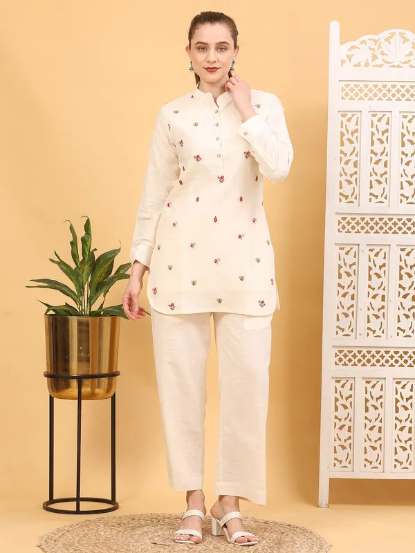 White_Handcrafted_Cotton_Embroidered_Kurta_Set_For_Women