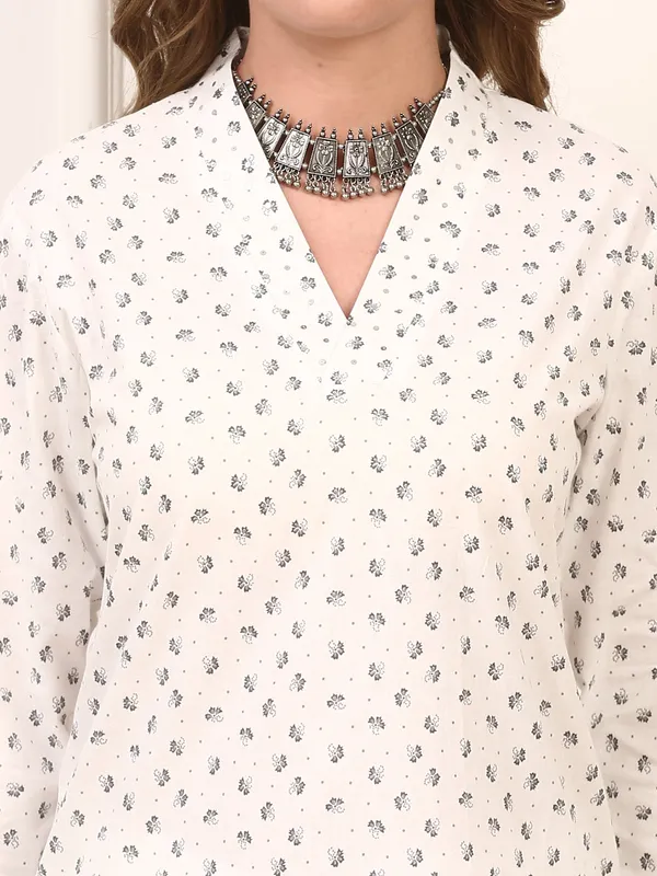 White_Floral_Cotton_Kurta_Set_With_Matching_Pants_For_Women