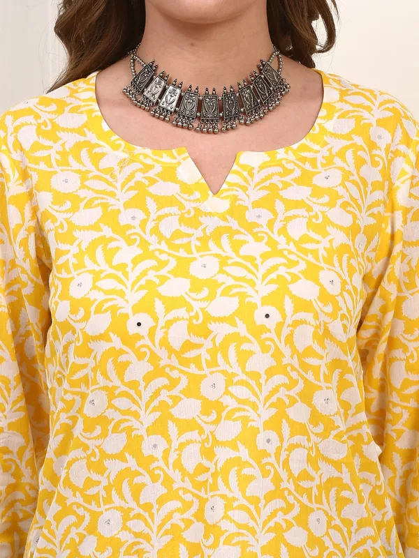 Yellow_Comfortable_Everyday_Casual_Wear_Floral_Cotton_Kurti_For_Women