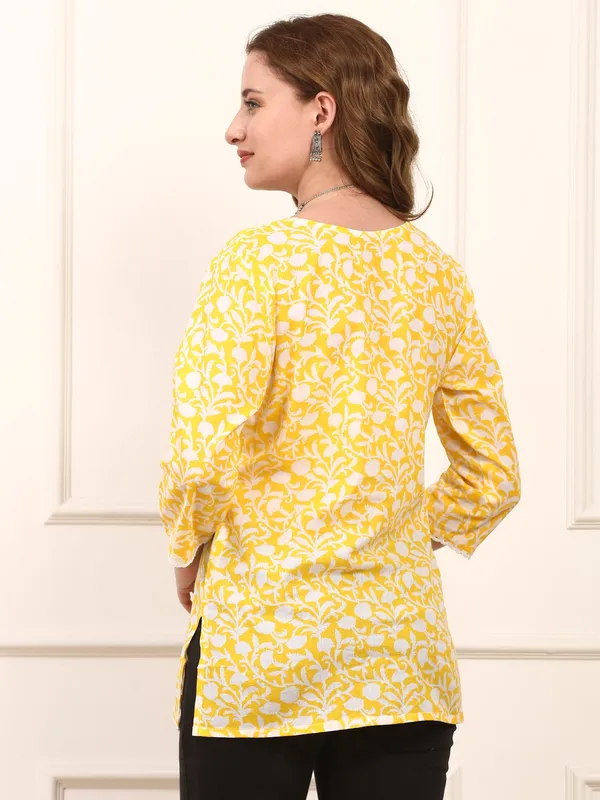 Yellow_Comfortable_Everyday_Casual_Wear_Floral_Cotton_Kurti_For_Women