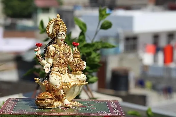 Marble_Dust_Lord_Laxmi_Ji_Murti_Statue_Idol_Laxmi_Mata_Murti_For_Home_Pooja_Gifted_Piece_Office_Decor_Good_Luck_Diwali_Idol_7_Inches