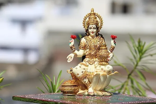 Marble_Dust_Lord_Laxmi_Ji_Murti_Statue_Idol_Laxmi_Mata_Murti_For_Home_Pooja_Gifted_Piece_Office_Decor_Good_Luck_Diwali_Idol_7_Inches