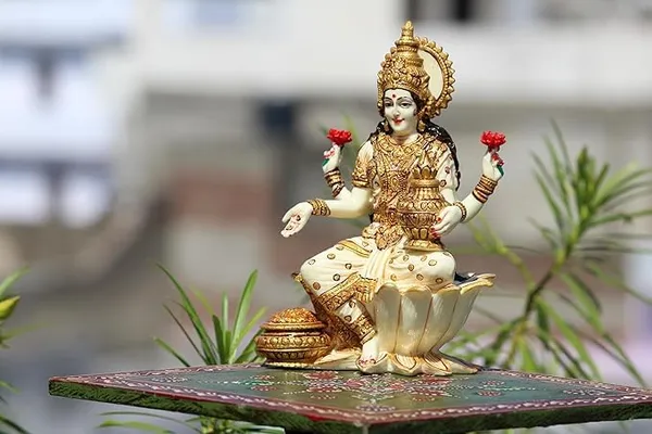 Marble_Dust_Lord_Laxmi_Ji_Murti_Statue_Idol_Laxmi_Mata_Murti_For_Home_Pooja_Gifted_Piece_Office_Decor_Good_Luck_Diwali_Idol_7_Inches