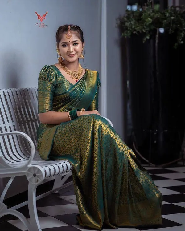Dark_Green_Elegant_Banarasi_Silk_Saree_With_Golden_Zari_Work