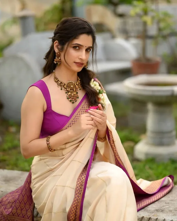 Cream_Beautiful_Rich_Pallu_And_Jacquard_Work_Saree
