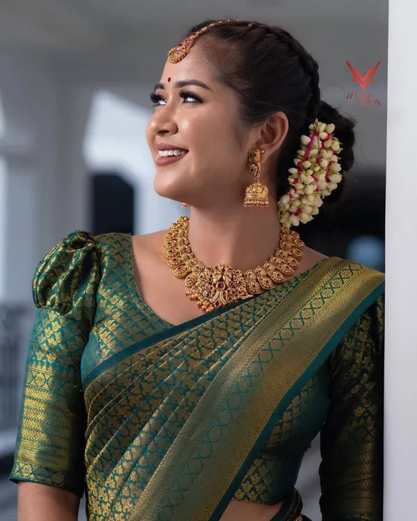 Dark_Green_Elegant_Banarasi_Silk_Saree_With_Golden_Zari_Work