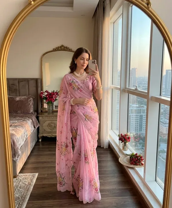 Pink_Georgette_Silk_Fabric_With_Floral_Prints_Saree