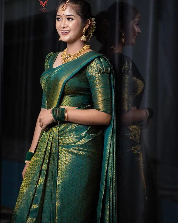 Dark_Green_Elegant_Banarasi_Silk_Saree_With_Golden_Zari_Work
