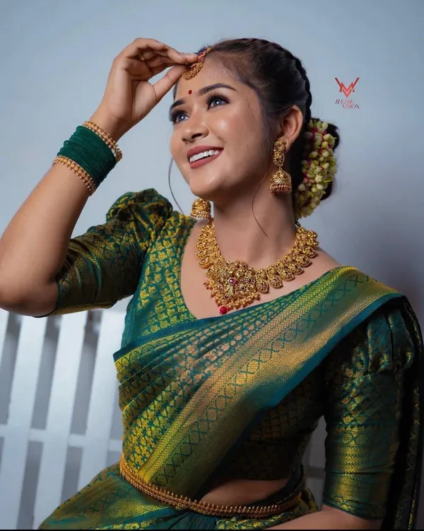 Dark_Green_Elegant_Banarasi_Silk_Saree_With_Golden_Zari_Work
