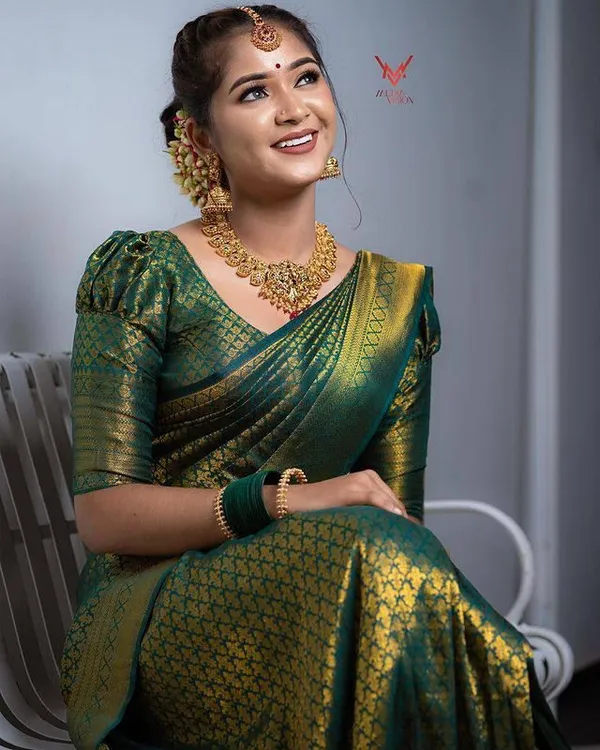 Dark_Green_Elegant_Banarasi_Silk_Saree_With_Golden_Zari_Work