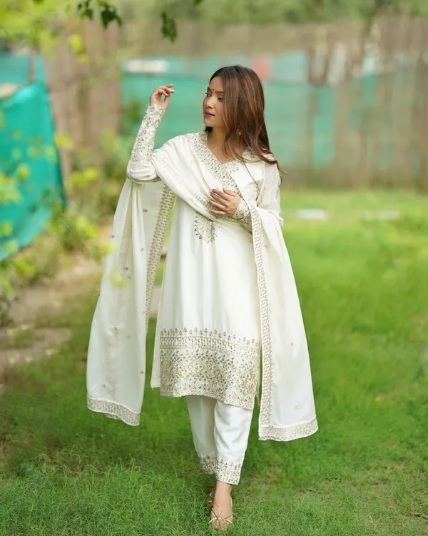 Cream_Elegant_Embroidered_Kurta_Pant_Set_With_Dupatta