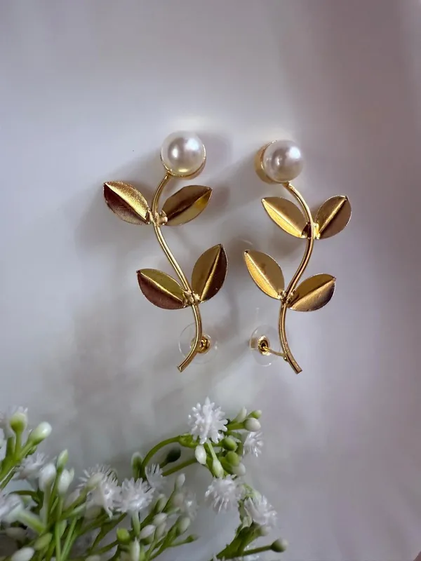 White_And_Gold_Plated_Brass_Stud_Earrings_For_Women