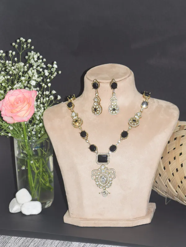 Black_Brass_Necklace_Set_For_Women