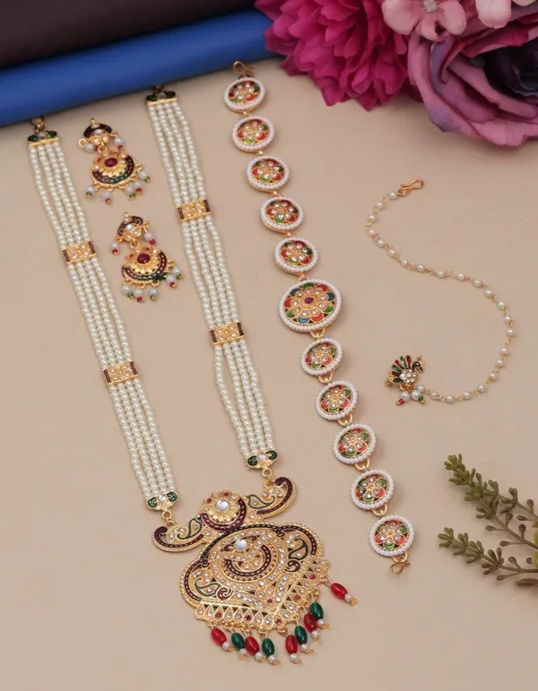 Pearl_Kundan_Work_Traditional_Necklace_Set_With_Matching_Accessories