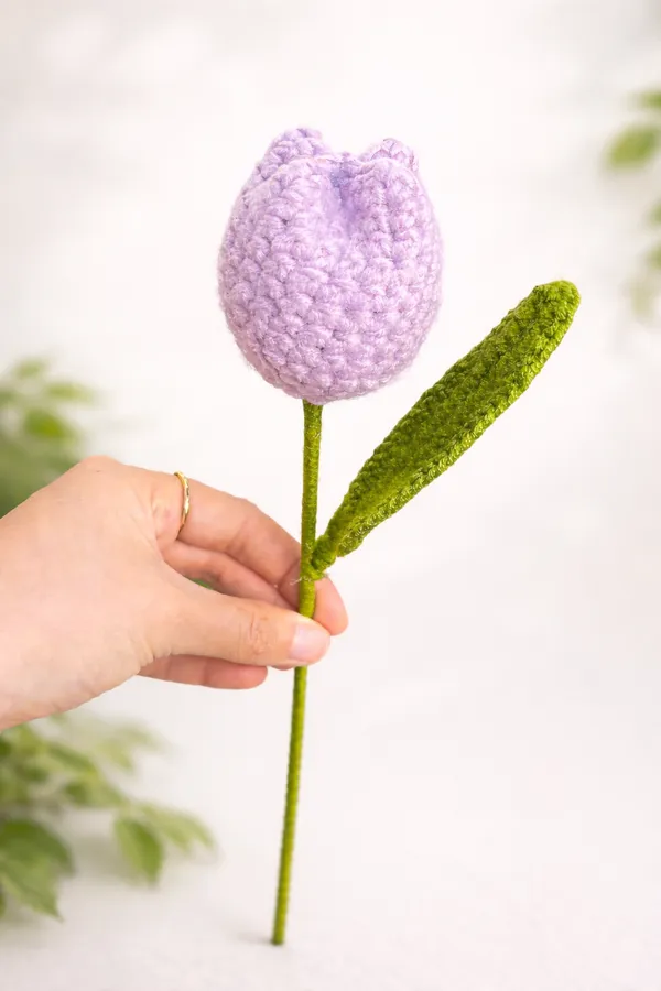 Handmade_Crochet_Tulip_Flower_with_Leaves_-_Decorative_Artificial_Flower(Pack_of_2)