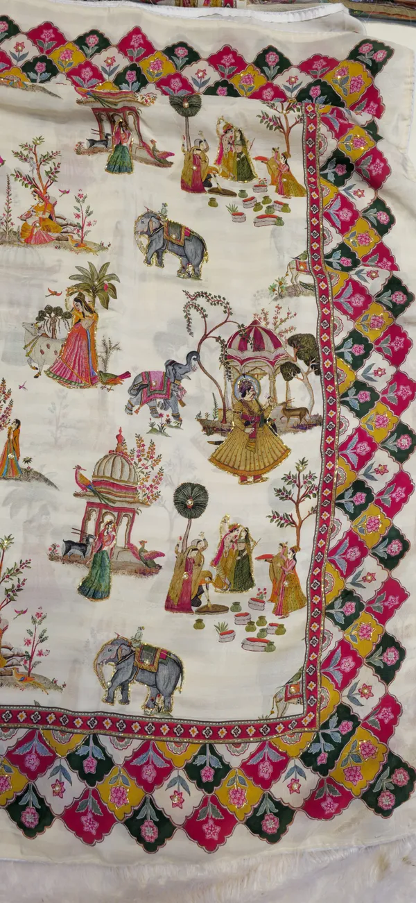 Elegant_Ethnic_Print_Cotton_Saree_With_Colorful_Scalloped_Border