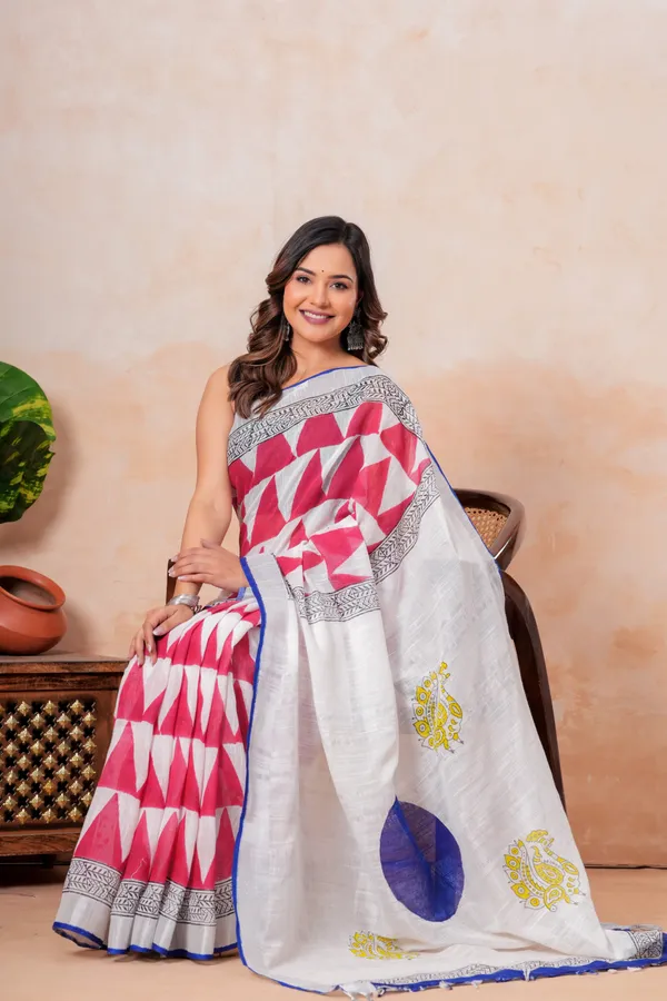 Geometric_White__Linen_Saree_With_Blue_Border_And_Contrast_Pallu