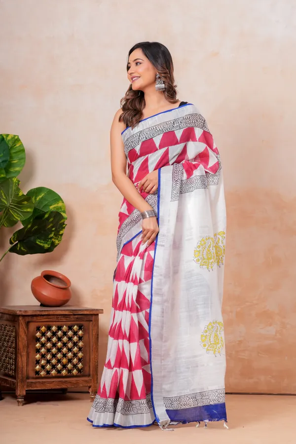 Geometric_White__Linen_Saree_With_Blue_Border_And_Contrast_Pallu